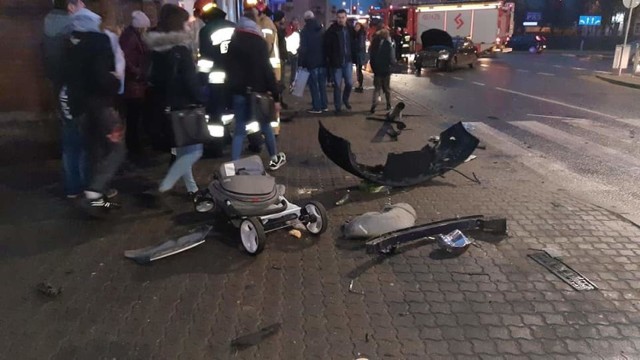 Policja prowadzi postępowanie dotyczące wypadku, do którego doszło 21 listopada około godziny 16 na ulicy Dworcowej w Inowrocławiu

Przypomnijmy: doszło tu do wypadku dwóch pojazdów. Peugeot na skutek zderzenia wjechał na chodnik i uderzył w dziecko w wózku.

Policja poszukuje świadków tego zdarzenia. 

W tej sprawie świadkowie mogą kontaktować się z inowrocławską policją pod numerem 52 56 65 339.