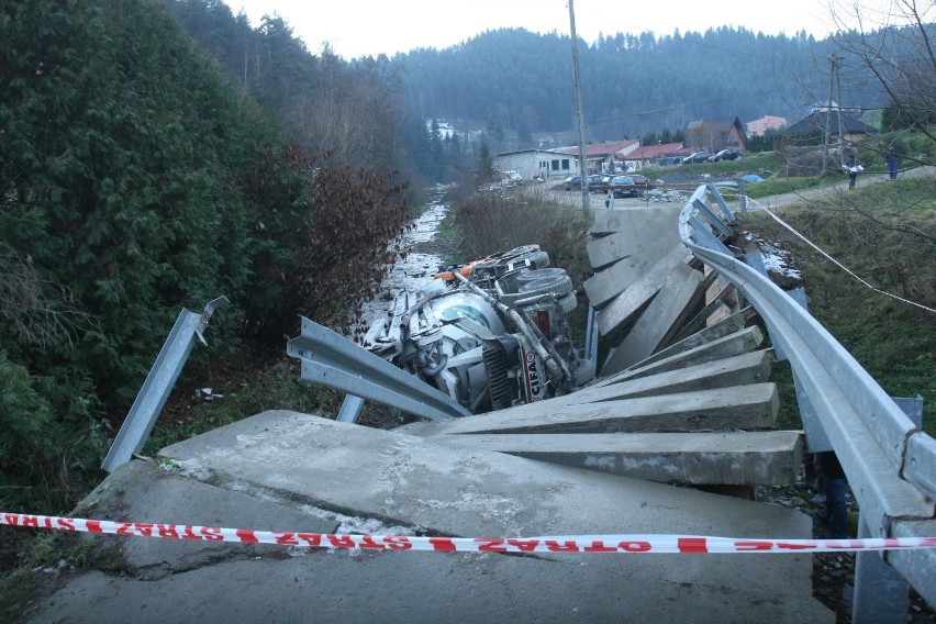 Samochód - „gruszka" załamał most w Piątkowej