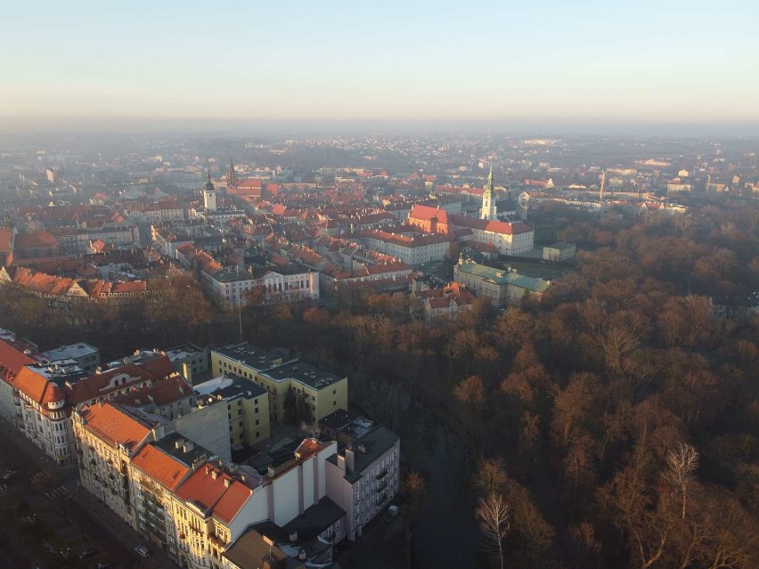 Najtańsze mieszkania w Kaliszu można kupić za nieco ponad 100 tysięcy złotych. Sprawdź najnowsze oferty sprzedaży mieszkań. ZDJĘCIA