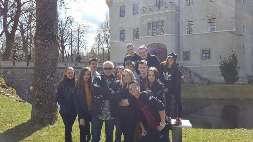 Uczniowie Zespołu Szkół nr 1 na wycieczce edukacyjnej trasą Doliny Pałaców i ogrodów na Dolnym Śląsku