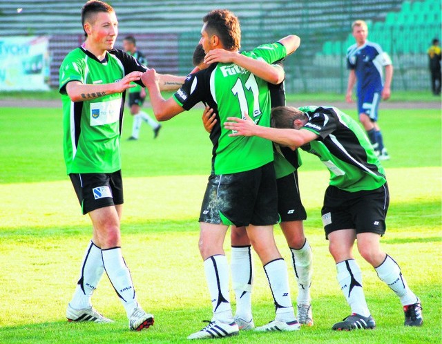 Hubert Jaromin (nr 11) strzelił gola na wagę 3 punktów i został bohaterem tyskiej drużyny