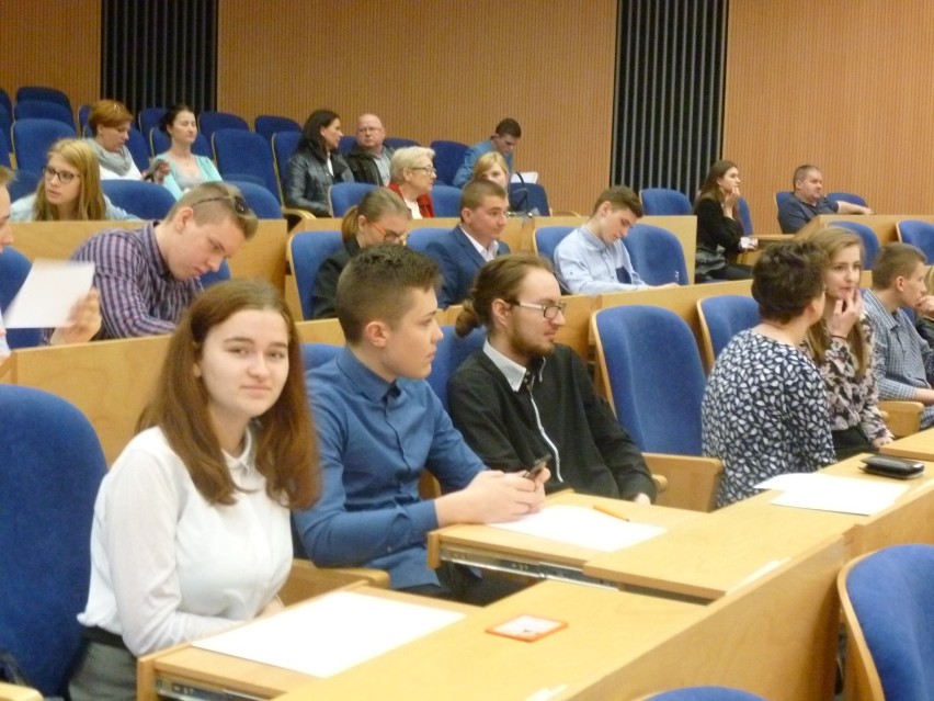Trójka uczniów z Malborka wzięła udział w wojewódzkim konkursie wiedzy o samorządzie