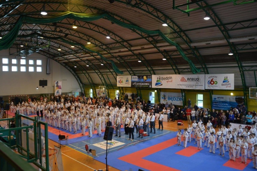 Sukces drużynowy Dąbrowskiego Klubu Karate w Będzinie ZDJĘCIA 