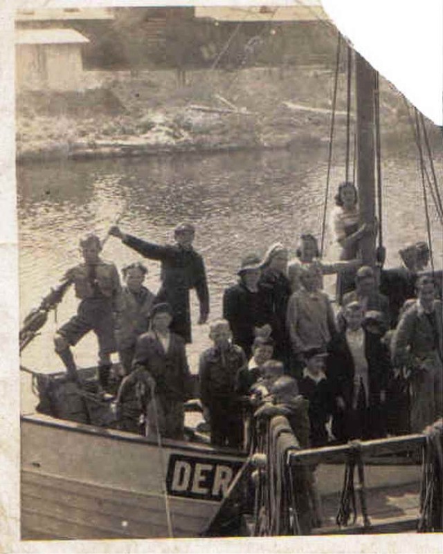 Kuter DER-1. Pierwszy z lewej w mundurku harcerskim to Jan Skórski. Szyprem DER-1 był Leon Walkowski. Kuter został poświęcony przez Ojca D. Tynieckiego. Na zdjęciu pierwszy rejs DER-1. Zdjęcie pochodzi z 1945 lub 1946 roku.
