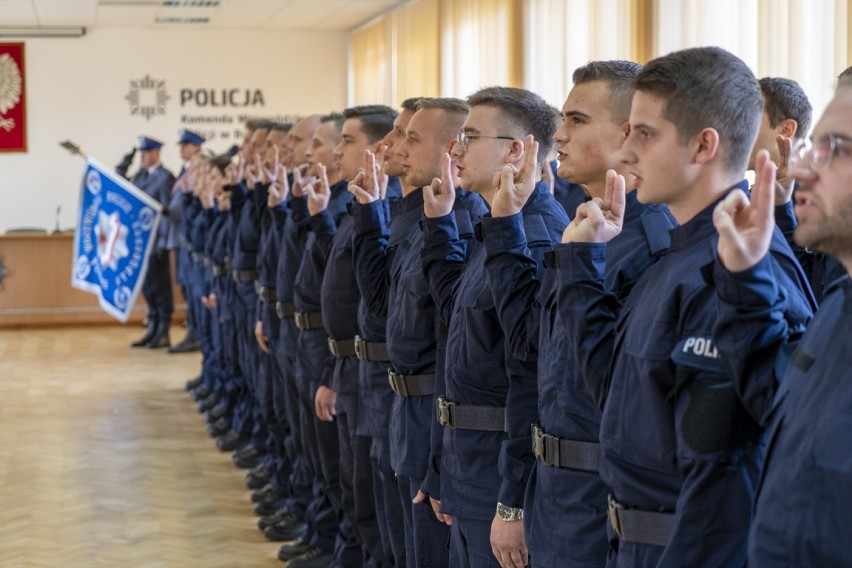 Uroczyste ślubowanie przyjętych do służby 38. nowych policjantów w województwie kujawsko-pomorskim [zdjęcia]