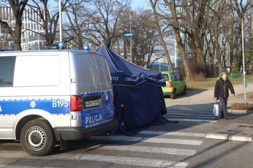 Kobieta straciła przytomność na pasach przy stacji Wrocław Mikołajów. Nie żyje [ZDJĘCIA] 