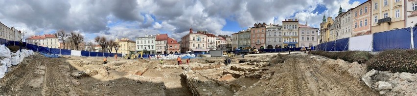 Prace archeologiczne w Rynku w Przemyślu. Nz. widać...