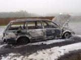 Samochód spłonął na S22 w powiecie braniewskim [zdjęcia]
