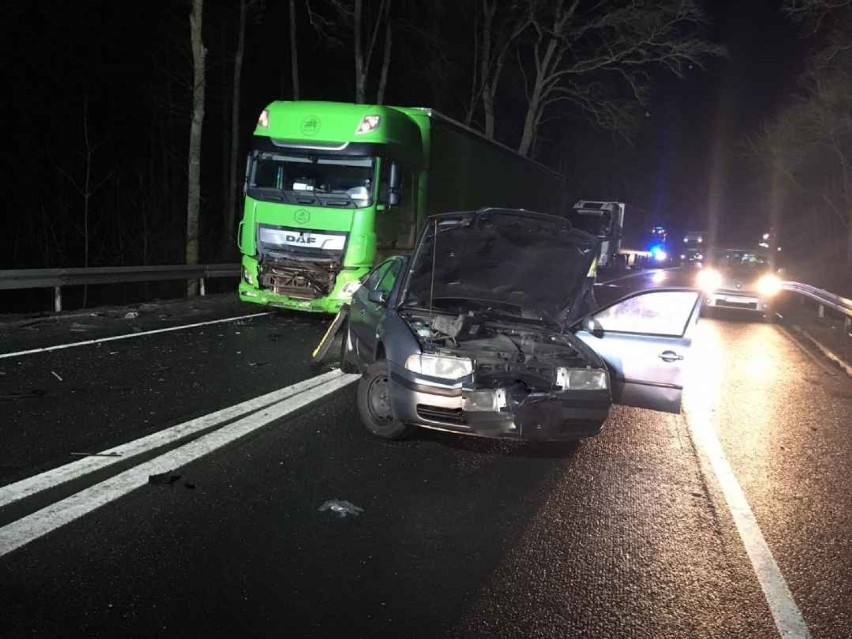 Wjechała pod tira... Wypadek na drodze krajowej nr 11