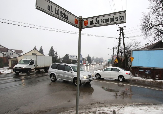 - Mamy olbrzymi problem z wyjazdem z ulicy Żelaznogórskiej w Łódzką, w kierunku centrum Kielc – napisał do nas internauta.