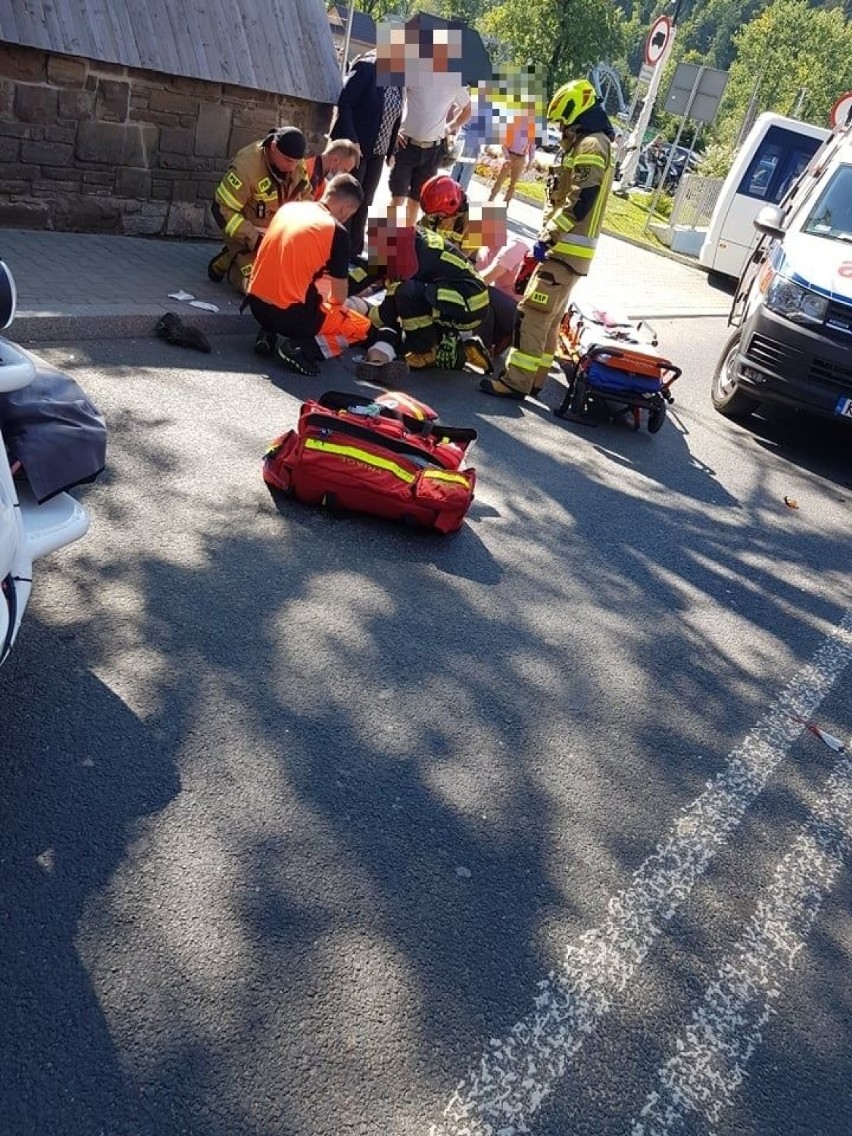 Poronin. Poważny wypadek przed urzędem gminy. Motocyklista potrącony przez ciężarówkę