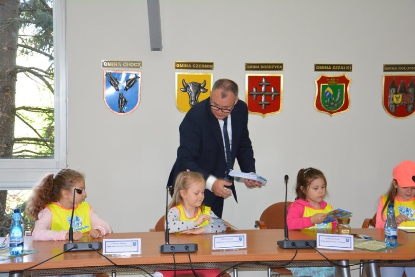 Przedszkolaki z wizytą u starosty pleszewskiego Macieja Wasielewskiego