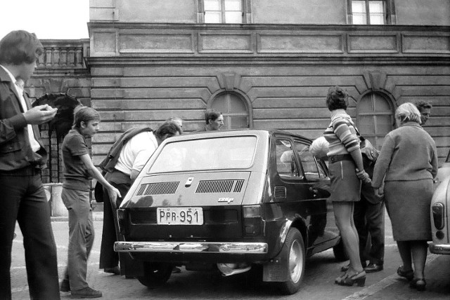 Pierwsze Polskie Fiaty 126p wzbudzały niebywałe zainteresowanie przechodniów