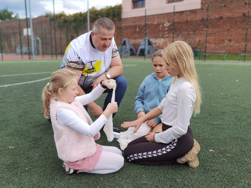 "Mały Czekan" w sycowskiej trójce. Uczniowie uczyli się zasad pierwszej pomocy