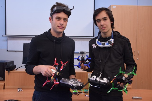 Dwóch uczniów ZSTiO im. Stefana Banacha w Jarosławiu pasjonuje się budową dronów. Od podstaw złożyli dwa lekkie drony wyścigowe. Ich konstrukcje są w stanie osiągnąć prędkość nawet 200 km na godzinę. Na swoją pasję Aleksander i Piotr przeznaczają wolny czas po lekcjach.