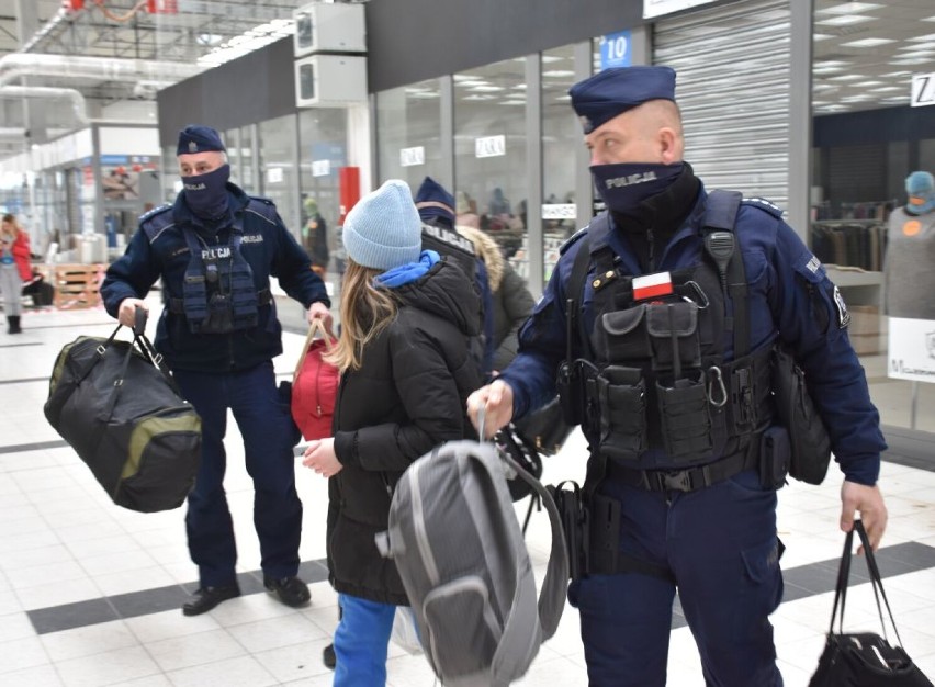 Policjanci z Jarosławia pomagają wojennym uchodźcom i dodają im otuchy [ZDJĘCIA]