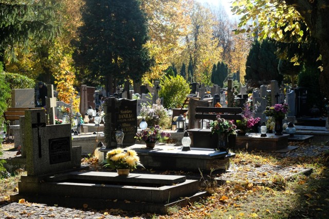 Na kilka dni przed Świętem Zmarłych odwiedziliśmy cmentarz przy ul. Szpitalnej w Żarach. Pogoda dopisuje, więc porządki trwają tu w najlepsze