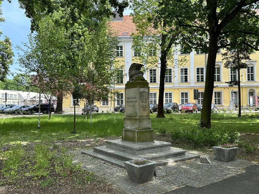 Pomnik Powstańców Wielkopolskich znajduje się na Placu Kościuszki