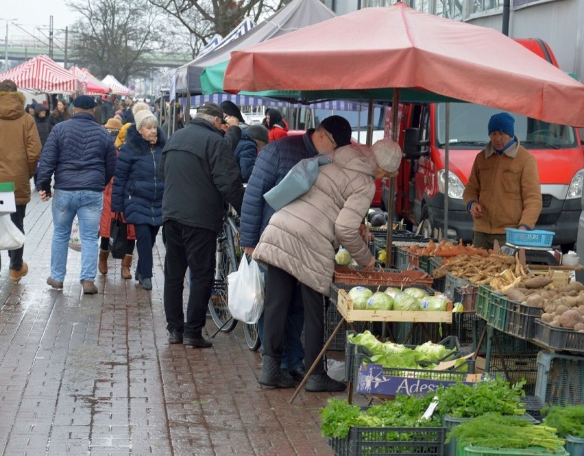 Na placu targowym przed świętami ruch był spory, mimo...