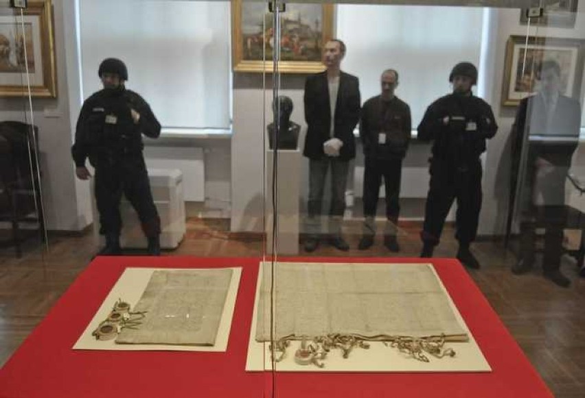 Oryginalne Traktaty I i II pokoju toruńskiego sa juz w toruńskim Ratuszu [zdjęcia]