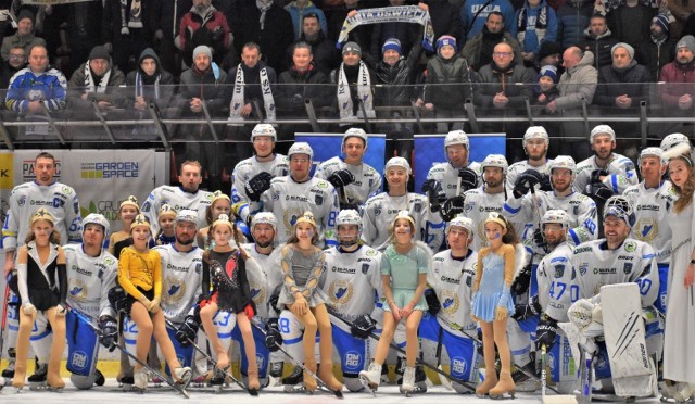 Ekstraklasa hokejowa; Re-Plast Unia Oświęcim rozbiła we własnej hali Ciarko STS Sanok 6:1. Po meczu hokeiści zrobili sobie pamiątkowe zdjęcie z kibicami.
