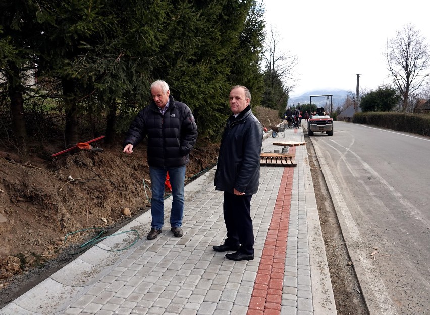 Ponad kilometr nowych chodników przy powiatowych drogach