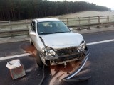 Opel uderzył w barierki. Dwie osoby poszkodowane [ZDJĘCIA]