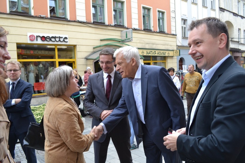 Jerzy Buzek rozmawia z mieszkańcami. Wspiera Piotra Kuczerę