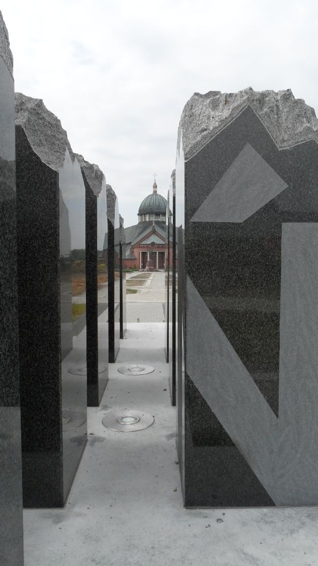 Pomnik katyński w Tychach. Budowa alejki. Stan z 10 czerwca 2013 r.