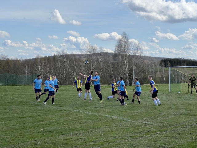 Sparta Osobnica (błękitne koszulki) wygrała w Nowym Gliniku z Dragonem 2-0