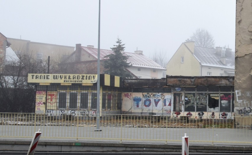 Opuszczone kioski przez lata szpeciły wjazd do Tarnowa, przy...