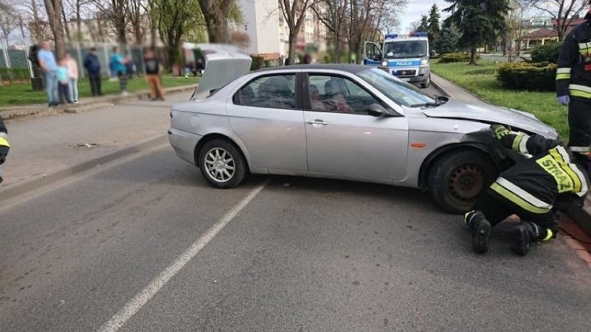 Nowy Sącz. Kierowca uderzył w znak drogowy na Alejach Wolności