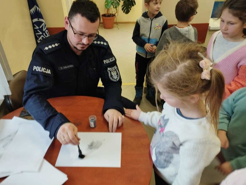 Wizyta elbląskich przedszkolaków w posterunku policji we Fromborku. ZDJĘCIA