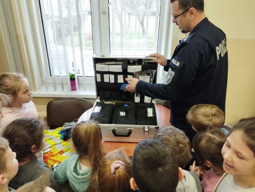 Wizyta elbląskich przedszkolaków w posterunku policji we Fromborku. ZDJĘCIA