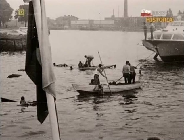 Kadr z filmu dokumentalnego poświęconego katastrofie, który emitowany był przez telewizję publiczną na kanale TVP Historia