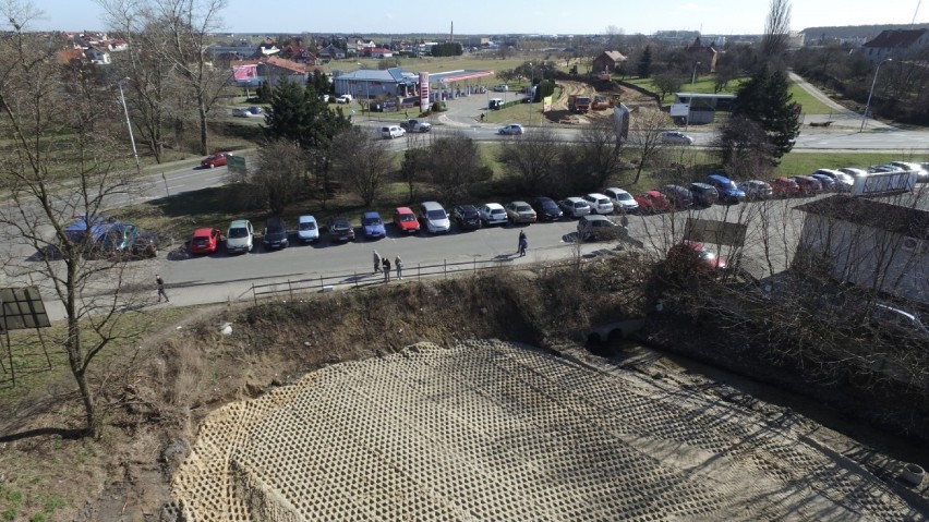 Prace przy budowie nowej drogi, która połączy ulicę Wrocławską z węzłem Jarocin na obwodnicy, idą pełną parą [ZDJĘCIA]
