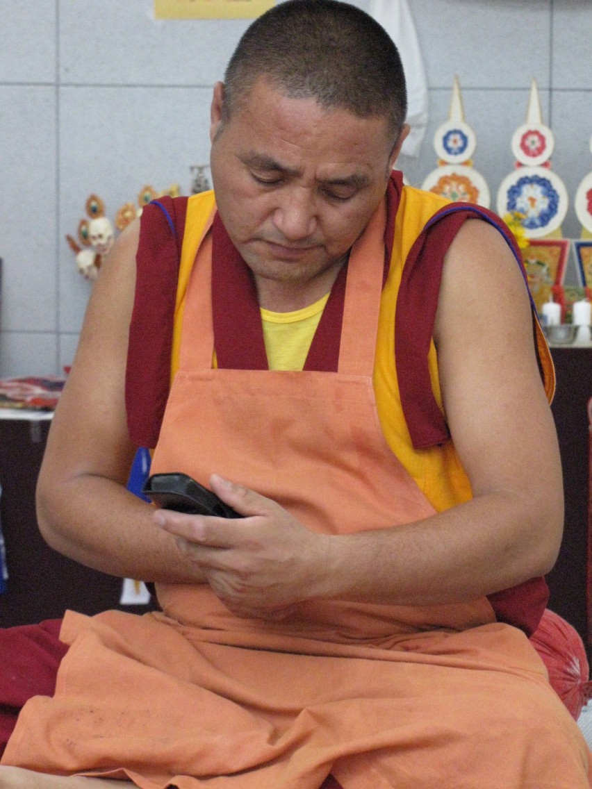 Tybetańsy mnisi wysyłają smsy! Zobacz mnicha z komórką:)