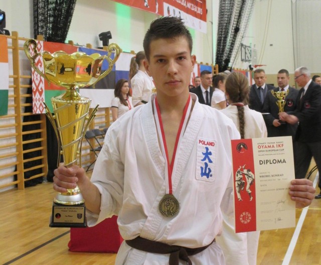 Konrad Wróbel prezentuje trofeum za zdobycie Pucharu Europy juniorów