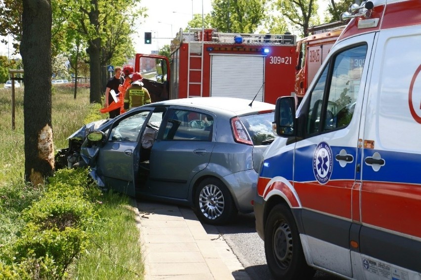 Wrocław. Na Klecińskiej samochód wjechał w drzewo (ZOBACZ ZDJĘCIA)