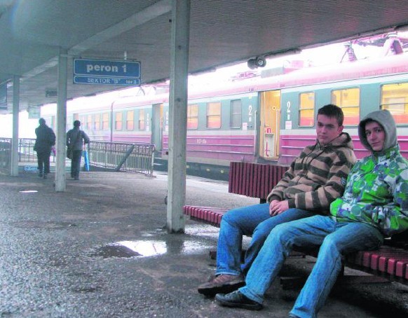 Mateusz Jeleń z Górek Śląskich i Marek Olender z Kuźni Raciborskiej cieszą się z dodatkowych kursów pociągów