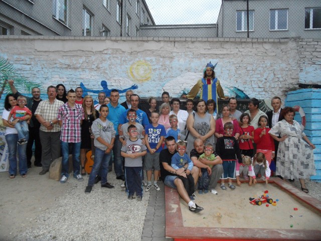 Tydzień temu mieszkańcy ul. Powstańców 21 z pompą otworzyli swoje podwórko. Były występy artystyczne, kurs tańca, pokaz zdjęć, wspólny grill.