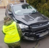 Pościg za skradzionym fordem. Złodziej porzucił auto i w nogi