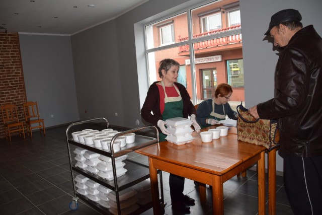 Ewa Maćkiewicz i Ilona Smykowska ze spółdzielni „Nieszaws-kie Smaki” podczas wydawania obiadów podopiecznym MOPS.