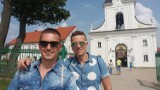 Jakub i Dawid powrócili do czasów PRL-u. Małżeństwo gejów wystąpiło w filmie promującym kampanię społeczną 