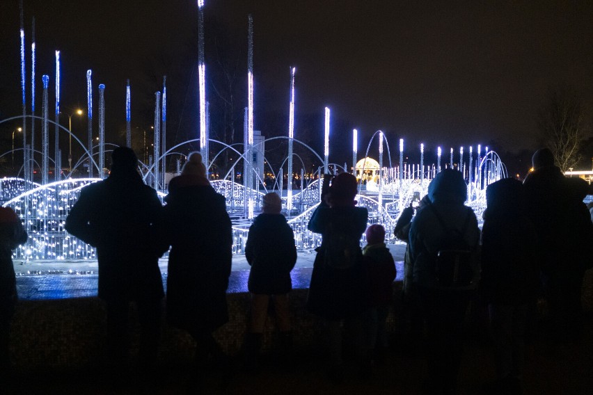 Zimowa Iluminacja w Parku Fontann. Kolorowa instalacja znów rozświetla Podzamcze 