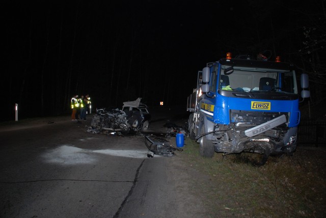 Tragiczny wypadek koło Kościerzyny.  Dwie osoby nie żyją. 15-letnia dziewczyna i 1,5 roczne dziecko są w stanie ciężkim