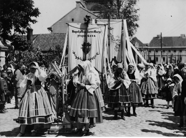 Łowicz, 1928. Kobiety w strojach ludowych podczas procesji Bożego Ciała.