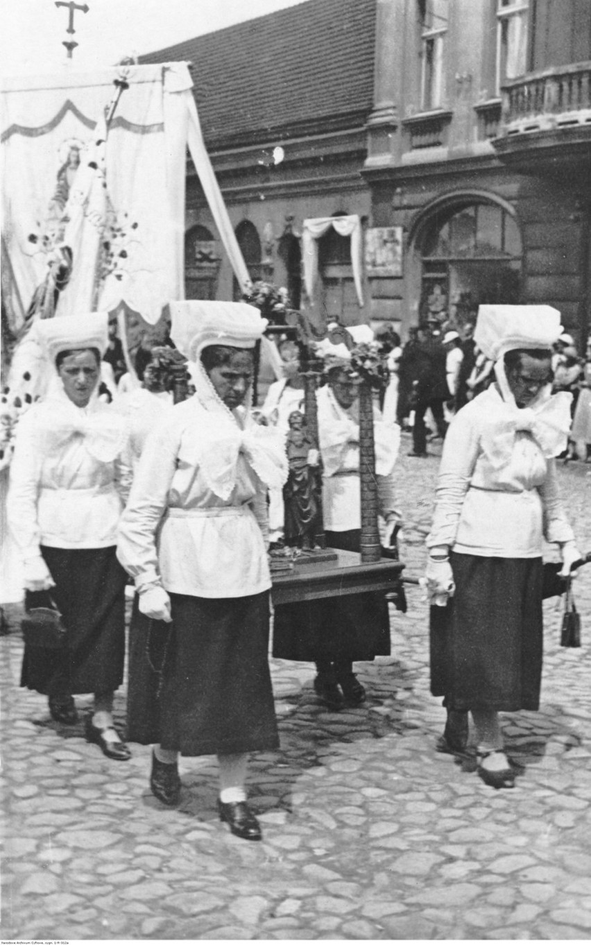 Kalisz, 1918-1937. Kobiety w charakterystycznych czepcach z...