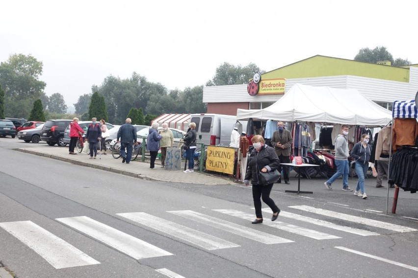 Gostyń. Targ miejski w Gostyniu w czerwonej strefie. Handel funkcjonuje bez zmian [ZDJĘCIA] 