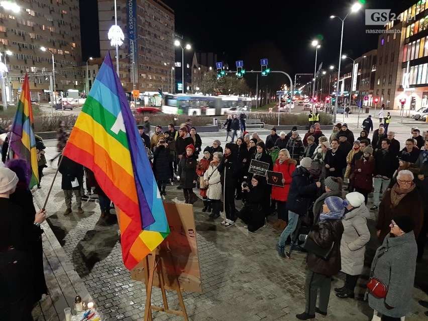 Szczecinianie złożyli znicze pod portretem zmarłego przed rokiem Pawła Adamowicza [ZDJĘCIA, WIDEO]